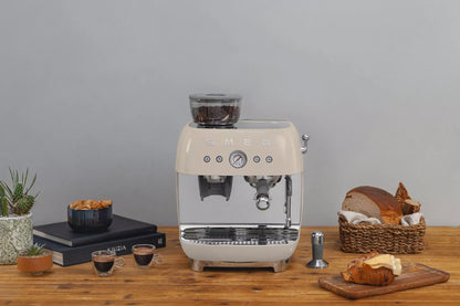 Smeg EGF03CRUK Retro Espresso Coffee Machine with Grinder in Cream – image 7 of 8