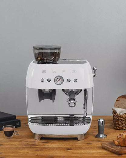 Smeg EGF03WHUK Retro Espresso Coffee Machine with Grinder in White – image 8 of 9